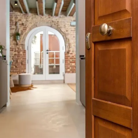 Ivy, Canal View * البندقية