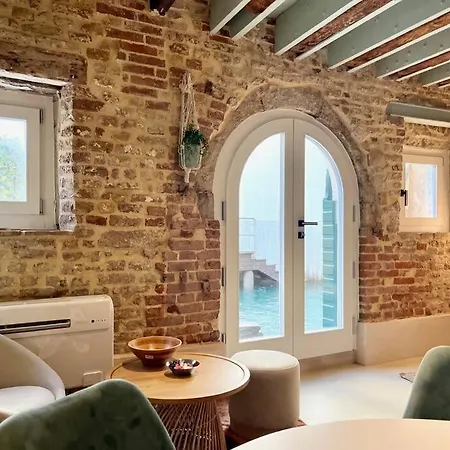 Ivy, Canal View * البندقية