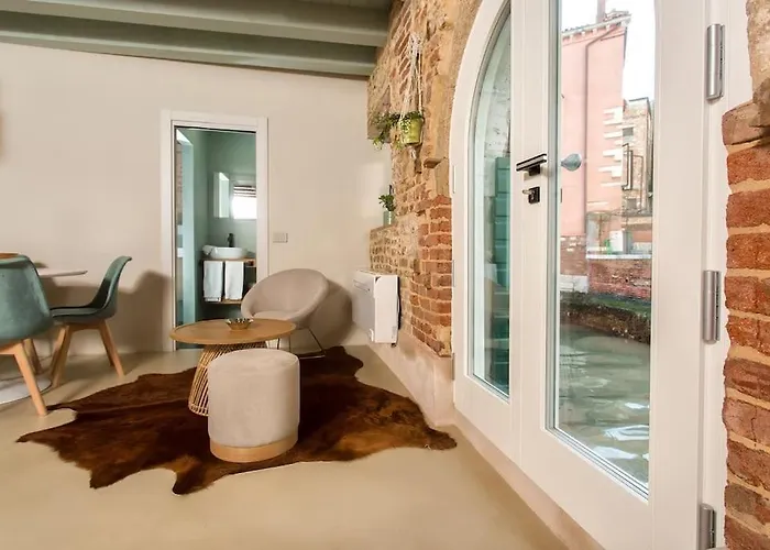 Ivy, Canal View Venice